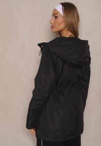 Renee - Czarna Kurtka Typu Parka ze Ściągaczem w Talii z Kapturem i Kieszeniami Daroma. Okazja: na co dzień, na spacer. Typ kołnierza: kaptur. Kolor: czarny. Styl: casual, elegancki