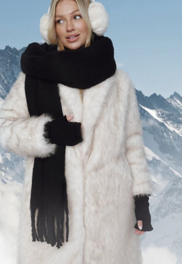 Born2be - Czarny Szalik z Ozdobnymi Frędzlami Esariana. Okazja: na co dzień. Kolor: czarny. Wzór: aplikacja. Styl: casual, klasyczny