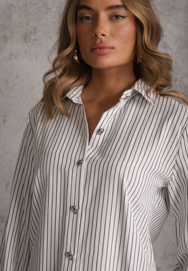 Renee - Biała Koszula z Bawełną w Prążki ze Zdobionymi Guzikami Mirasea. Kolor: biały. Materiał: bawełna. Wzór: prążki, aplikacja. Styl: elegancki