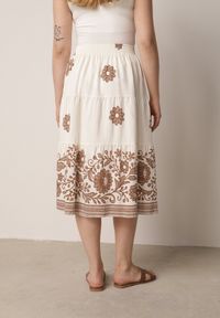 Born2be - Brązowa Rozkloszowana Spódnica z Wiskozy w Kwiatowy Wzór Masterore. Okazja: do pracy, na co dzień. Kolor: brązowy. Materiał: wiskoza. Wzór: kwiaty. Styl: casual #4