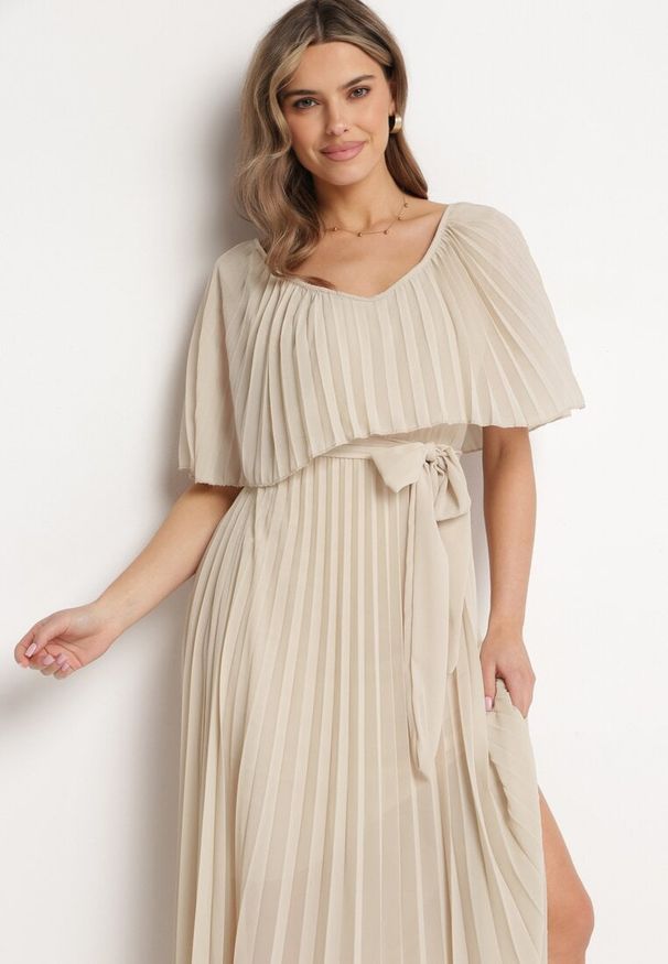 Born2be - Beżowa Sukienka Plisowana z Szeroką Falbaną Przy Dekolcie Dinara. Kolor: beżowy. Styl: wizytowy. Długość: maxi
