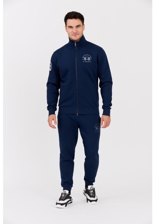 La Martina - LA MARTINA Granatowa męska bluza ze stójką. Okazja: na co dzień. Typ kołnierza: kołnierzyk stójkowy. Kolor: niebieski. Materiał: bawełna. Styl: casual