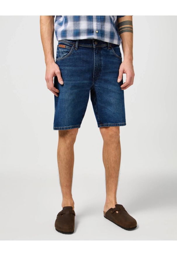 Wrangler - WRANGLER MĘSKIE SPODENKI JEANSOWE WRANGLER TEXAS SHORTS MEADOW HAZE 112362506. Materiał: jeans