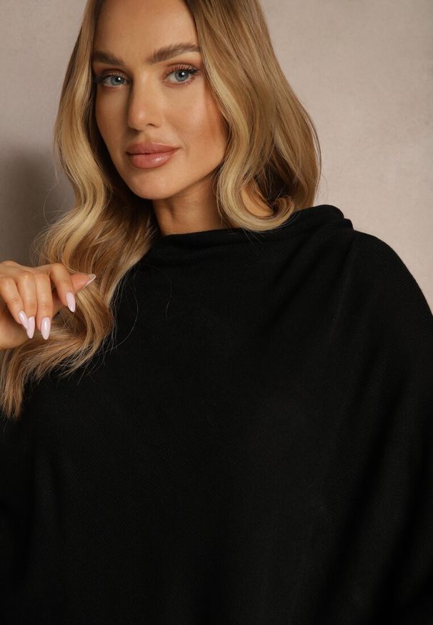 Renee - Czarna Bluzka Narzutka o Asymetrycznym Fasonie Oversize Daiko. Okazja: na co dzień. Kolor: czarny. Materiał: jeans. Długość rękawa: długi rękaw. Długość: długie. Styl: elegancki, casual