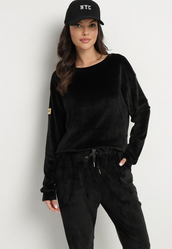 Born2be - Czarny Welurowy Komplet Dresowy Bluza i Spodnie Typu Jogger Lisilwena. Kolor: czarny. Materiał: dresówka, welur. Sport: turystyka piesza