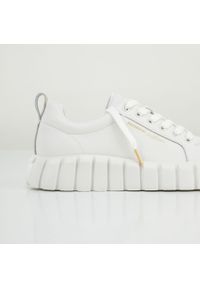 Wittchen - Damskie sneakersy ze skóry na grubej podeszwie. Okazja: do pracy, na spotkanie biznesowe, na co dzień. Nosek buta: okrągły. Kolor: biały, wielokolorowy, złoty. Materiał: skóra. Obcas: na platformie #2