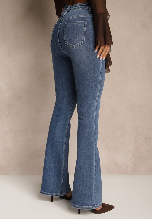 Renee - Niebieskie Elastyczne Jeansy z Nogawkami Typu Flare Zenala. Okazja: na co dzień. Stan: podwyższony. Kolor: niebieski. Styl: elegancki, casual, klasyczny, retro