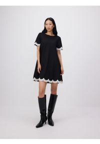 Reserved - Sukienka z kontrastową koronką - czarny. Kolor: czarny. Materiał: koronka. Wzór: koronka #1