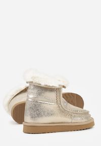 Born2be - Złote Wsuwane Śniegowce z Futerkiem i Metalicznym Połyskiem Vetirena. Okazja: na co dzień. Zapięcie: bez zapięcia. Kolor: złoty. Materiał: futro. Styl: casual, elegancki #2