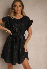 Renee - Czarna Sukienka z Paskiem i Falbankami przy Rękawach Folunelle. Okazja: na co dzień. Typ kołnierza: kołnierz z falbankami. Kolor: czarny. Styl: klasyczny, elegancki, casual #4
