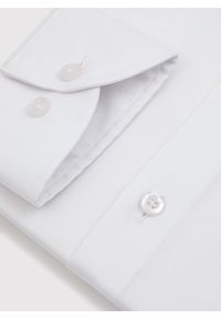 Pako Lorente - Elegancka biała koszula męska P000B-1X-577-B-S. Typ kołnierza: kołnierzyk klasyczny. Kolor: biały. Materiał: bawełna. Długość rękawa: długi rękaw. Długość: długie. Wzór: gładki. Styl: elegancki #3
