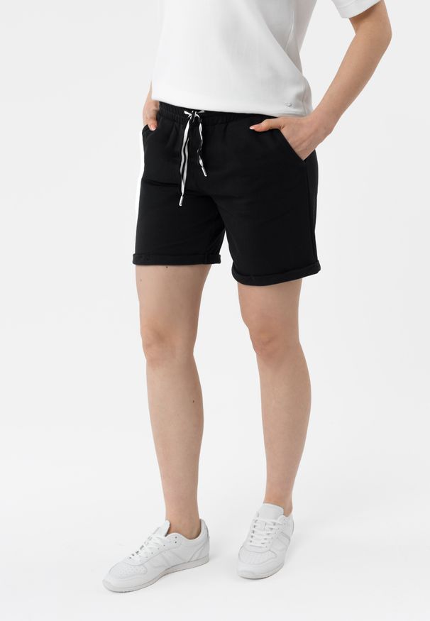 Volcano - Szorty dresowe M-HOLY. Okazja: na co dzień. Kolor: czarny. Materiał: dresówka. Długość: krótkie. Wzór: gładki, kolorowy. Styl: casual, klasyczny, sportowy