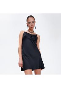 Cropp - Czarna sukienka na ramiączkach - Czarny. Typ kołnierza: dekolt w kształcie V. Kolor: czarny. Materiał: tkanina. Długość rękawa: na ramiączkach. Długość: mini #1