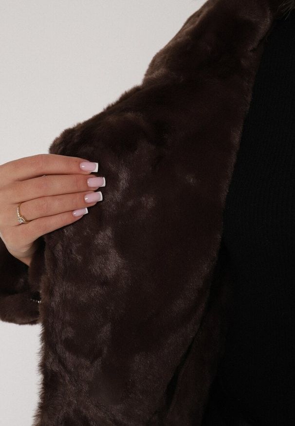 Born2be - Brązowa Kurtka Biker z Imitacji Zamszu z Futrzanymi Mankietami i Kołnierzem Awedine. Okazja: na co dzień. Kolor: brązowy. Materiał: zamsz, futro. Sezon: zima, jesień. Styl: klasyczny, casual