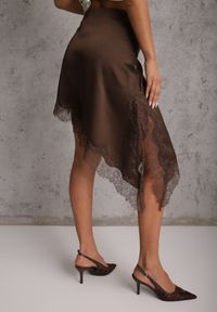 Renee - Brązowa Asymetryczna Spódnica z Satyny Zdobiona Koronką Katarva. Okazja: na co dzień, na imprezę. Kolor: brązowy. Materiał: koronka, satyna. Wzór: aplikacja, koronka. Styl: elegancki, casual #2
