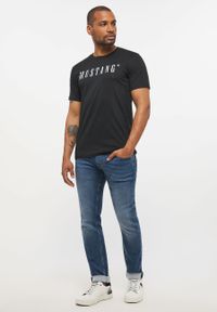 Mustang - MUSTANG Style Alex C LOGO Tee MĘSKI T-SHIRT KOSZULKA NADRUK Black 1013221 4142. Okazja: na co dzień, na randkę, na imprezę. Materiał: jeans, skóra, bawełna. Wzór: nadruk. Sezon: lato. Styl: sportowy, klasyczny, elegancki, casual #5