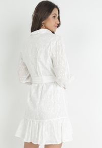 Born2be - Biała Bawełniana Sukienka Koszulowa Wiązana w Pasie Zdobiona Haftem Sealne. Kolor: biały. Materiał: bawełna. Wzór: aplikacja, haft. Typ sukienki: koszulowe. Styl: boho, wakacyjny #5