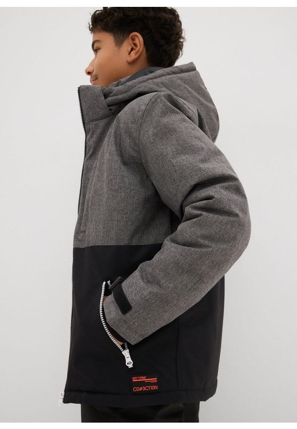 bonprix - Kurtka zimowa ocieplana z blokami kolorów i kapturem. Typ kołnierza: kaptur. Kolor: czarny. Materiał: materiał. Sezon: zima