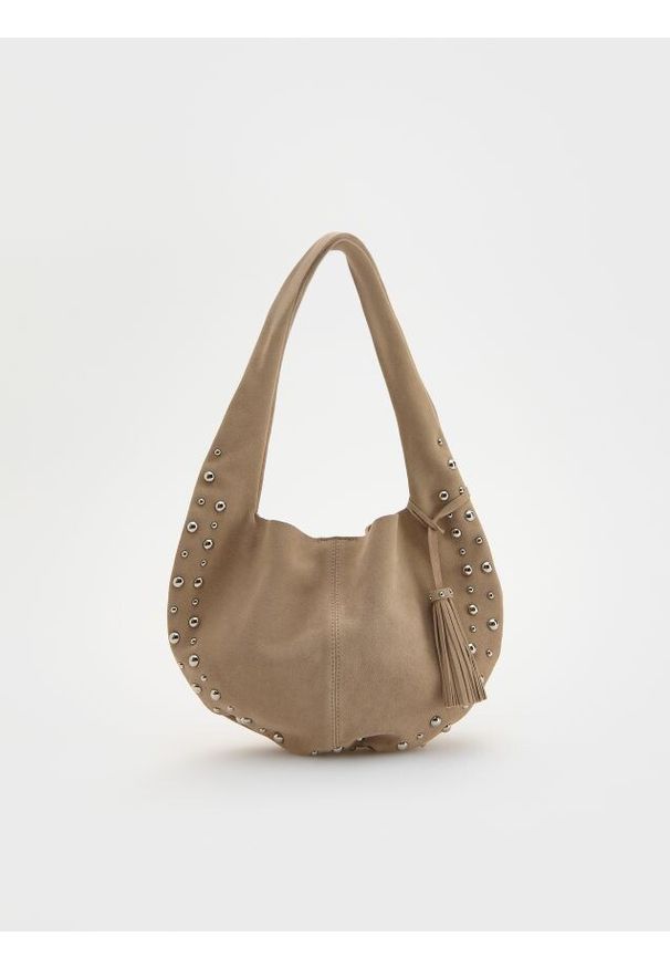 Reserved - Zamszowa torebka z ćwiekami i zawieszką - złamana biel. Materiał: zamszowe