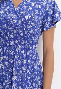 Born2be - Granatowa Kwiecista Sukienka Mini z Wiskozy z Marszczoną Gumką w Pasie Catela. Kolor: niebieski. Materiał: wiskoza. Długość rękawa: krótki rękaw. Wzór: kwiaty. Sezon: wiosna, lato. Typ sukienki: rozkloszowane, kopertowe. Długość: mini #2