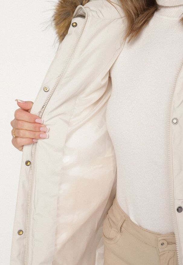 Born2be - Biała Casualowa Kurtka Parka z Kapturem z Futerkiem Nallorea. Okazja: na co dzień. Typ kołnierza: kaptur. Kolor: biały. Materiał: futro. Styl: casual