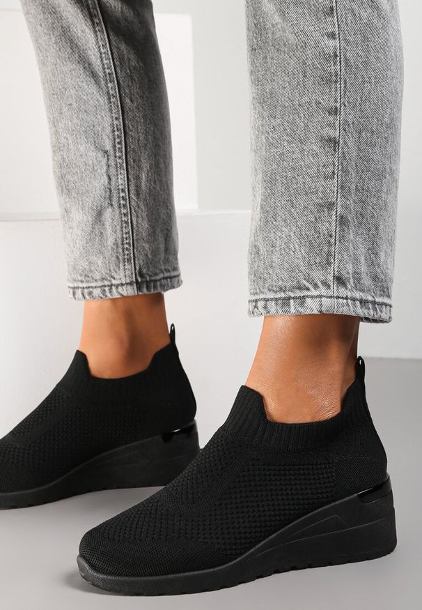 Renee - Czarne Buty Sportowe Mellasia. Kolor: czarny. Materiał: materiał. Szerokość cholewki: normalna. Wzór: aplikacja. Obcas: na koturnie