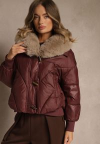 Renee - Bordowa Pudełkowa Kurtka z Pikowanymi Przeszyciami i Kapturem z Futrem Ruvitta. Okazja: na co dzień. Kolor: czerwony. Materiał: futro. Sezon: zima. Styl: casual, elegancki