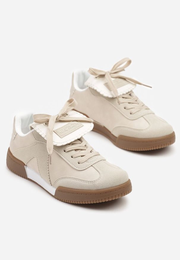Renee - Beżowe Sneakersy w Stylu Tenisówek z Szerokim Językiem Alarila. Nosek buta: okrągły. Kolor: beżowy. Wzór: aplikacja. Sezon: lato