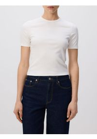 Reserved - Prążkowany t-shirt - biały. Kolor: biały. Materiał: prążkowany #1
