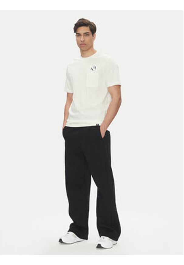 Adidas - adidas T-Shirt Lounge Slides Graphic Pocket JM0374 Biały Regular Fit. Kolor: biały. Materiał: bawełna