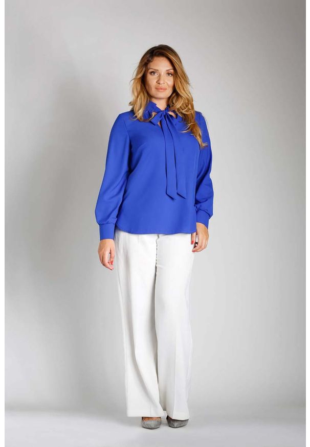 Nommo - Niebieska Elegancka Bluzka z Wiązaniem PLUS SIZE. Kolekcja: plus size. Kolor: niebieski. Materiał: poliester, wiskoza. Styl: elegancki