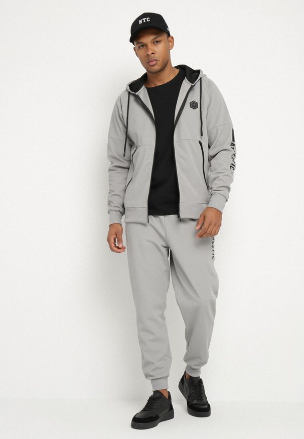 Born2be - Szare Spodnie Dresowe Typu Jogger z Kieszeniami Zdobione Nadrukami Mepessa. Okazja: na co dzień. Kolor: szary. Materiał: dresówka. Wzór: aplikacja, nadruk. Styl: casual