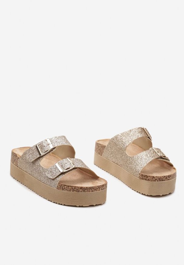 Born2be - Złote Klapki na Grubej Podeszwie z Korkową Wstawką Ozdobione Brokatem Rlina. Kolor: złoty. Materiał: len. Wzór: aplikacja. Sezon: lato. Obcas: na platformie