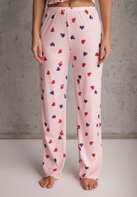 Renee - Różowy Elastyczny Komplet Piżamowy w Serduszka Spodnie i Top Isle. Kolor: różowy. Materiał: materiał #4