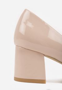 Renee - Beżowe Czółenka Vices Lakierowane na Słupku z Wkładką ze Skóry Naturalnej Tinaselle. Okazja: na spotkanie biznesowe. Kolor: beżowy. Materiał: skóra, lakier. Obcas: na słupku. Styl: biznesowy #7