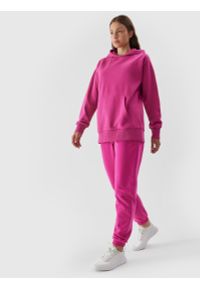 4f - Bluza dresowa nierozpinana z kapturem damska. Okazja: na co dzień. Typ kołnierza: kaptur. Kolor: różowy. Materiał: dresówka. Długość rękawa: długi rękaw. Długość: do ud. Styl: casual #2
