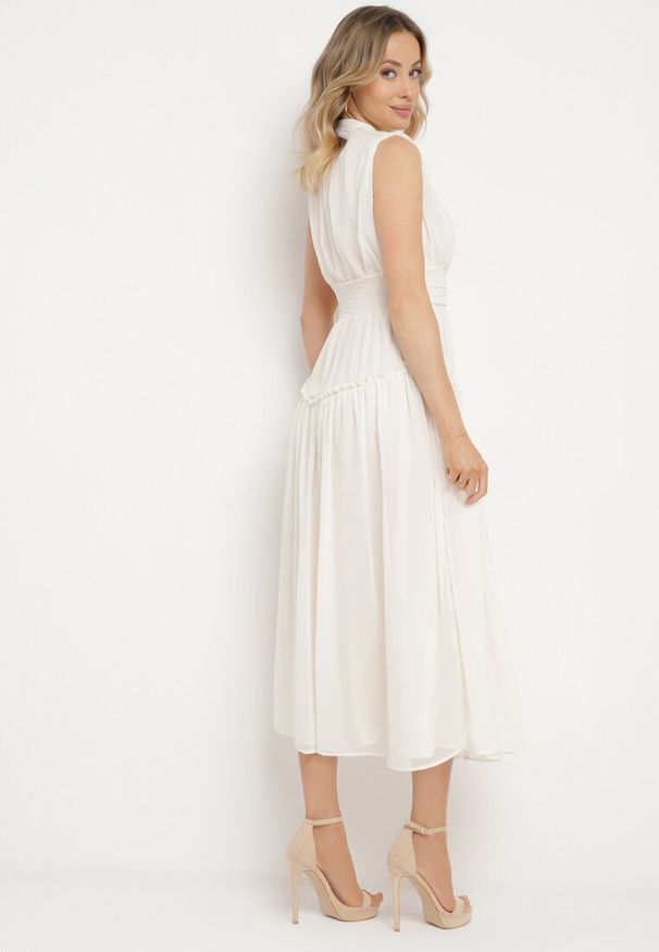 Born2be - Jasnobeżowa Sukienka Długa Rozkloszowana z Powlekanymi Guzikami Ingridesa. Kolor: beżowy. Długość: maxi