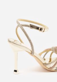 Renee - Złote Lakierowane Sandały Vices na Szpilce z Cyrkoniami na Paskach Vanarila. Okazja: na wesele, na ślub cywilny. Zapięcie: pasek. Kolor: złoty. Materiał: lakier. Wzór: aplikacja. Obcas: na szpilce. Styl: wizytowy #4