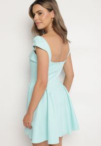 Born2be - Jasnozielona Rozkloszowana Sukienka z Ozdobnym Dekoltem i Guzikami Salasesia. Okazja: na co dzień. Typ kołnierza: dekolt kwadratowy. Kolor: zielony. Materiał: tkanina. Sezon: lato. Styl: klasyczny, casual, elegancki #4