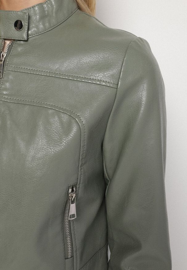 Born2be - Jasnozielona Kurtka Ramoneska w Motocyklowym Stylu z Klamerką Terlia. Okazja: na co dzień, na imprezę. Typ kołnierza: kołnierzyk stójkowy. Kolor: zielony. Materiał: poliester, jeans. Długość rękawa: długi rękaw. Długość: długie. Styl: casual, klasyczny, rockowy, elegancki