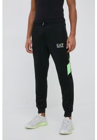 EA7 Emporio Armani spodnie dresowe męskie kolor czarny z nadrukiem. Kolor: czarny. Materiał: dresówka. Wzór: nadruk