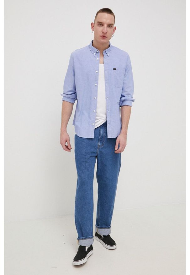 Lee koszula bawełniana męska regular z kołnierzykiem button-down. Typ kołnierza: button down. Kolor: niebieski. Materiał: bawełna. Długość rękawa: długi rękaw. Długość: długie
