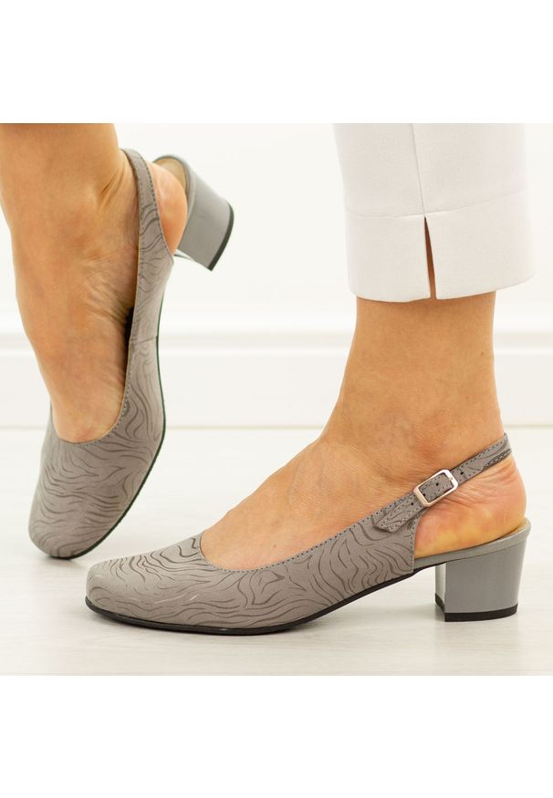 Szare skórzane Polskie czółenka damskie bez pięty na obcasie Gregors 704. Nosek buta: okrągły. Zapięcie: pasek. Kolor: szary. Materiał: nubuk, skóra. Sezon: wiosna, lato. Obcas: na obcasie. Styl: elegancki, klasyczny. Wysokość obcasa: średni