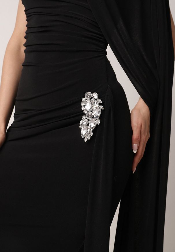 Born2be - Czarna Koktajlowa Sukienka Zdobiona Wszytym Szalem i Elegancką Broszką Cezarie. Okazja: na imprezę. Kolor: czarny. Wzór: aplikacja. Styl: elegancki, wizytowy