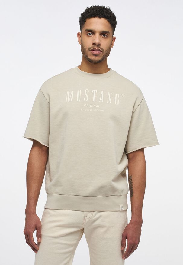 Mustang - MUSTANG Ben Crewneck SSleeve MĘSKA BLUZA Z KRÓTKIM RĘKAWEM LOGO Peyote 1013870 4094. Długość rękawa: krótki rękaw. Długość: krótkie