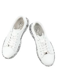 Sneakersy damskie Filippo, cholewka skóra naturalna licowa perforowana sznurowanie klasyczne niski fason gruba podeszwa z kontrastowym nadrukiem, bia. Zapięcie: sznurówki. Kolor: biały. Materiał: skóra. Szerokość cholewki: normalna. Wzór: nadruk #4