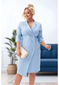 Moda Size Plus Iwanek - Elegancka żakietowa sukienka Chloe w błękitnym kolorze PLUS SIZE XXL. Okazja: na komunię, na ślub cywilny, na randkę, na wesele, do pracy, na spotkanie biznesowe. Typ kołnierza: dekolt kopertowy. Kolekcja: plus size. Kolor: niebieski. Materiał: materiał, elastan, tkanina, poliester. Typ sukienki: dla puszystych. Styl: elegancki #1