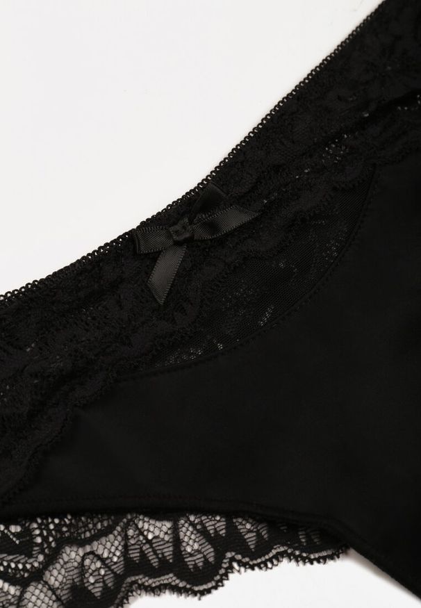Renee - Czarne Majtki Stringi Ozdobione Koronką Phisoris. Kolor: czarny. Materiał: koronka. Wzór: aplikacja, koronka