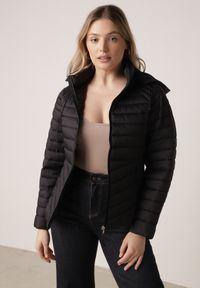 Born2be - Czarna Klasyczna Kurtka Przejściowa z Pikowaniem i Odpinanym Kapturem Pretiella. Okazja: na spacer, na co dzień. Kolor: czarny. Materiał: jeans, nylon. Styl: klasyczny #1