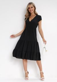 Born2be - Czarna Sukienka Midi Rozkloszowana z Falbanką Sanissa. Okazja: na co dzień. Kolor: czarny. Styl: klasyczny, casual. Długość: midi #4